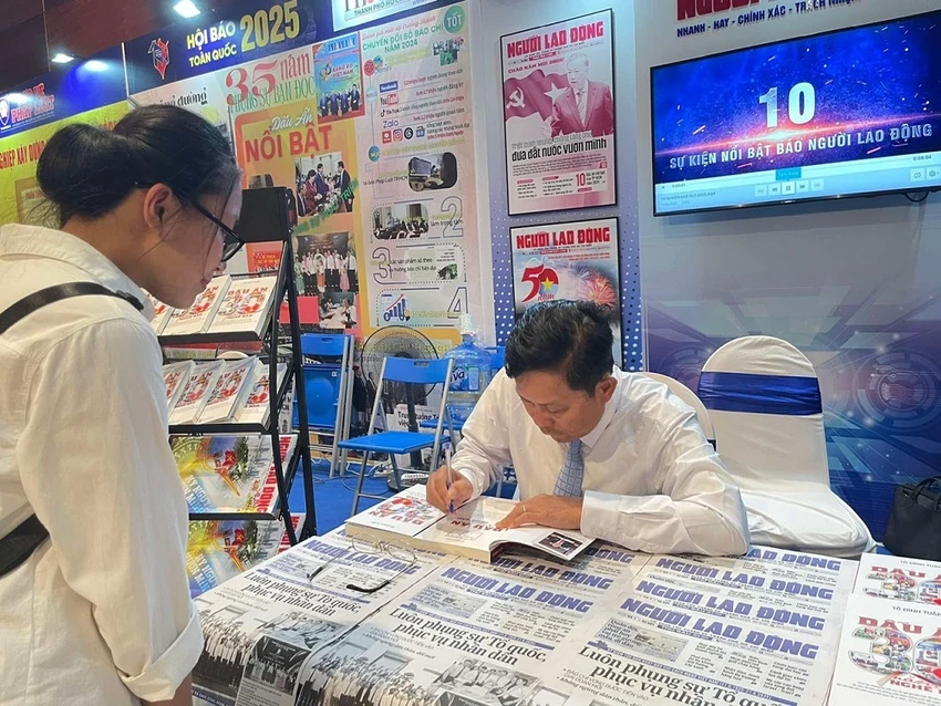 nha-bao-to-dinh-tuan-ky-tang-sach-dau-an-30-nam-nghe-bao-tai-hoi-bao-toan-quoc.jpg