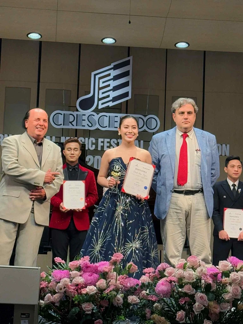 hoc-sinh-viet-nam-hat-opera-gianh-giai-nhat-o-cuoc-thi-crescendo-2025--22.jpg