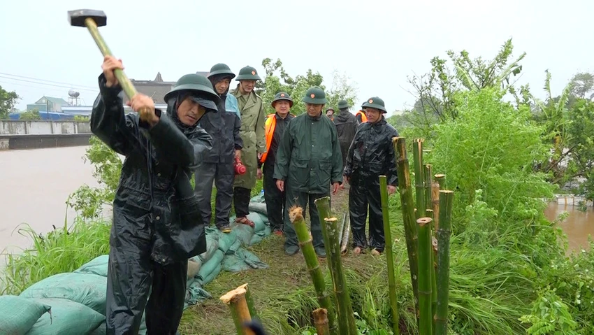 vo-khoang-7m-de-boi-o-hung-yen-huy-dong-120-nguoi-khac-phuc-2.jpg