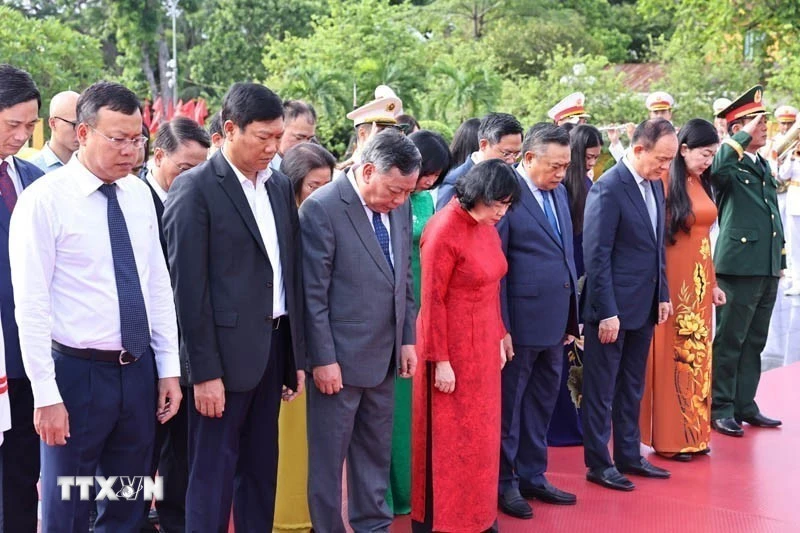 lanh-dao-dang-nha-nuoc-tuong-niem-cac-anh-hung-liet-si-8168097.jpg