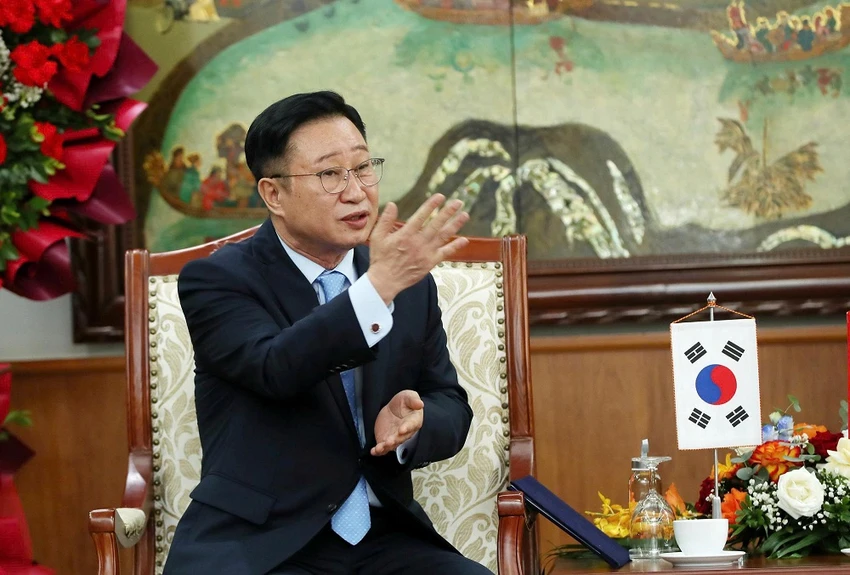 dai-su-du-lich-viet-nam-tai-han-quoc-ly-xuong-can-duoc-trao-bang-khen-2.jpg