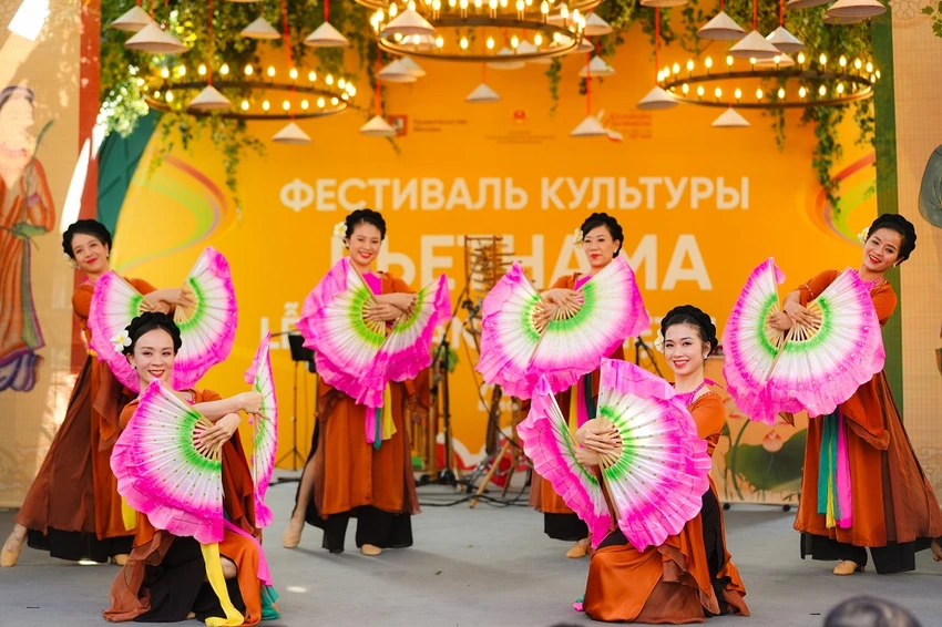 phu-nhan-tong-bi-thu-to-lam-gioi-thieu-son-mai-viet-nam-o-nga-2.jpg