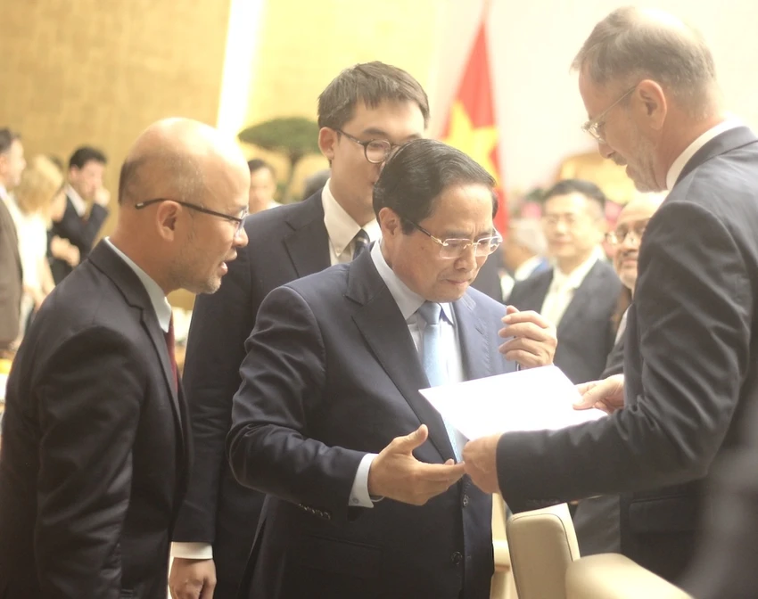thu-tuong-chinh-phu-thong-tin-ve-sap-xep-to-chuc-bo-may-voi-cac-doan-ngoai-giao.JPG