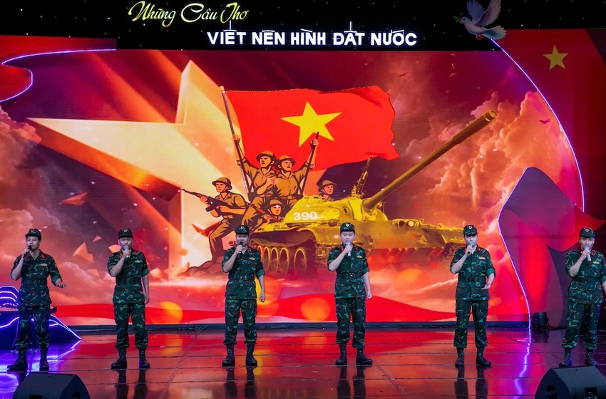 nhung-cau-tho-viet-nen-hinh-dat-nuoc-ton-vinh-tho-ca-cach-mang-2.jpg