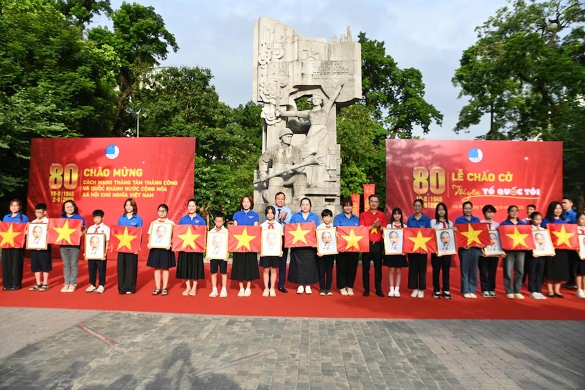 Sau buổi lễ, Trung ương Hội trao tặng 800 lá cờ Tổ quốc và ảnh Bác cho Hội LHTN TP Hà Nội. Ảnh: ĐĂNG HẢI