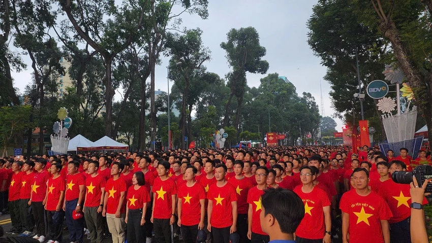 hon-1-trieu-nguoi-tai-34-tinh-thanh-pho-cung-chao-co-va-di-bo-33.jpg