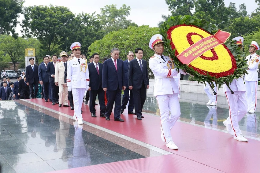 lanh-dao-dang-nha-nuoc-vao-lang-vieng-chu-tich-ho-chi-minh-3.jpg