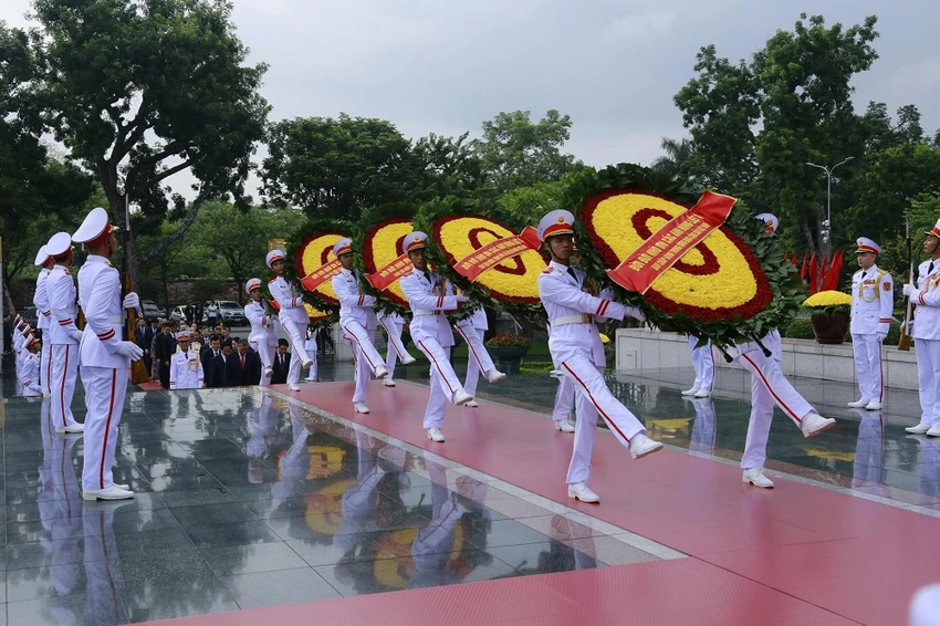 lanh-dao-dang-nha-nuoc-vao-lang-vieng-chu-tich-ho-chi-minh-4.jpg