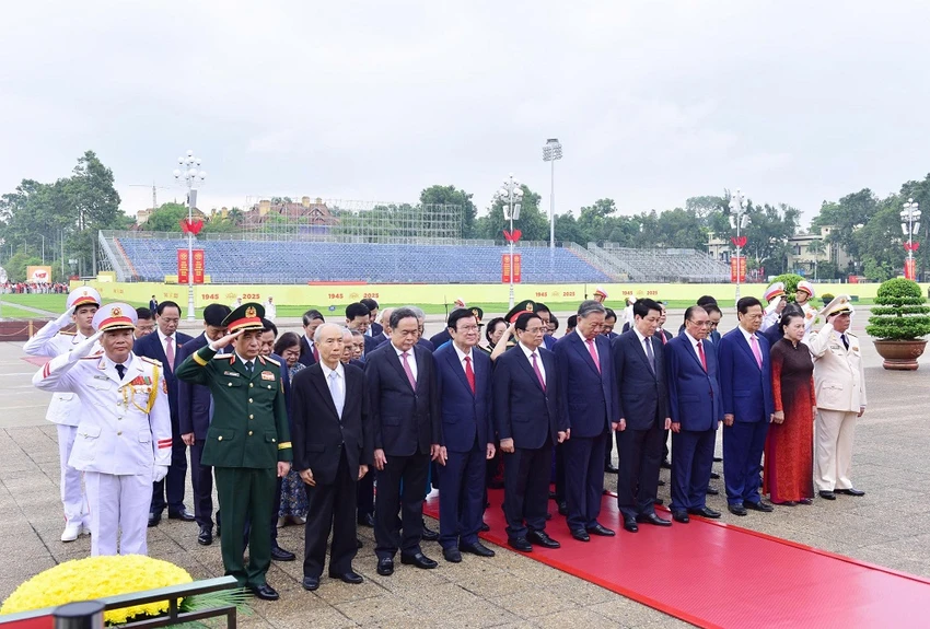 lanh-dao-dang-nha-nuoc-vao-lang-vieng-chu-tich-ho-chi-minh-8.jpg