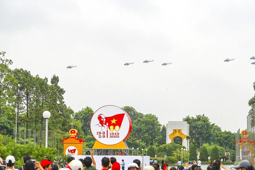 bien-doi-may-bay-tap-luyen-dieu-binh-vao-quang-truong-ba-dinh-8.jpg