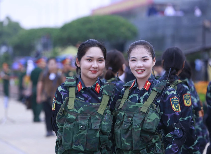 nhung-bong-hong-o-quang-truong-ba-dinh-chuan-bi-cho-tong-hop-luyen-1.jpg