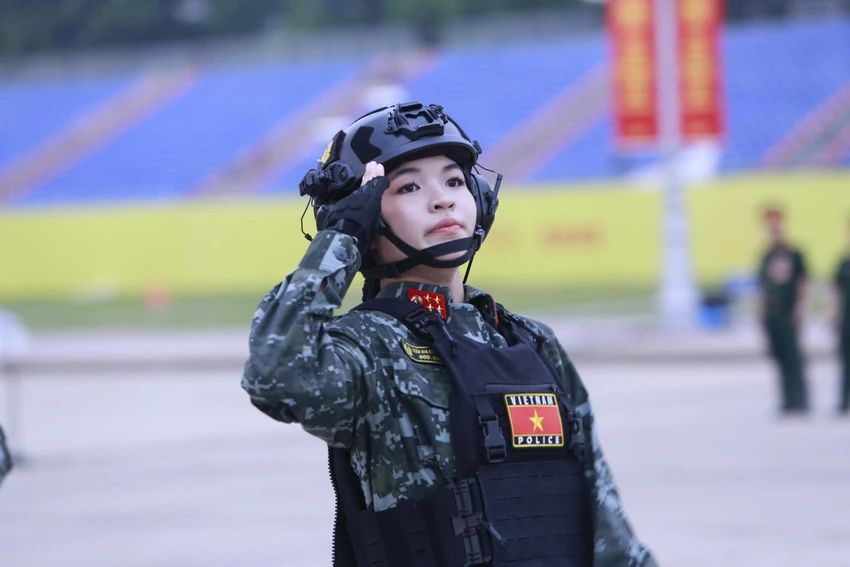 nhung-bong-hong-o-quang-truong-ba-dinh-chuan-bi-cho-tong-hop-luyen-11.jpg