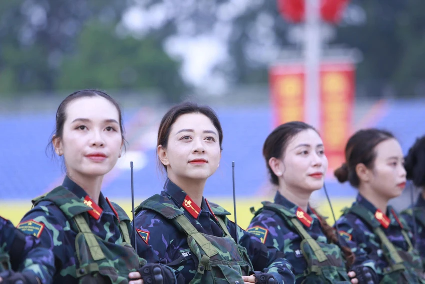 nhung-bong-hong-o-quang-truong-ba-dinh-chuan-bi-cho-tong-hop-luyen-16.jpg