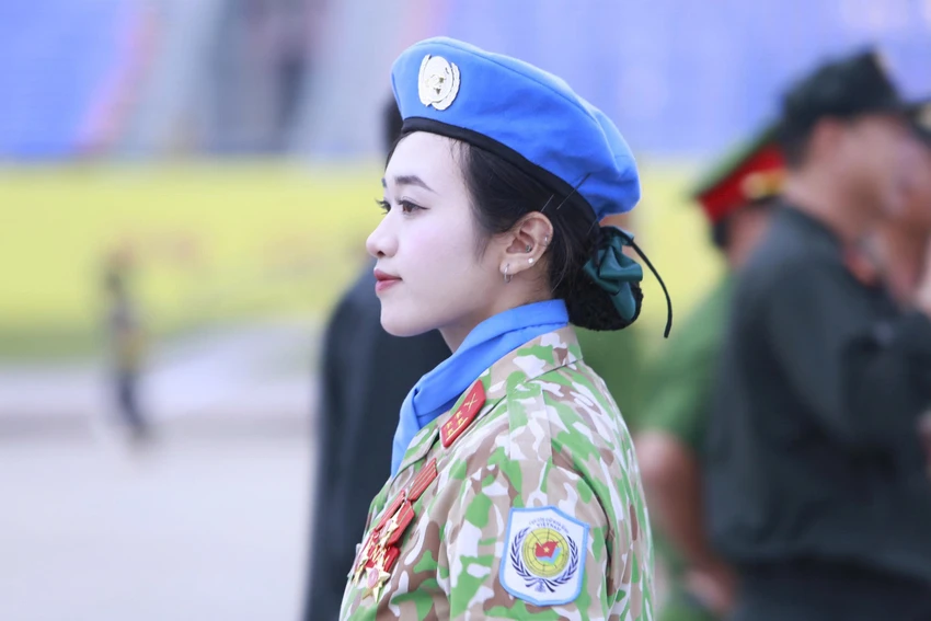 nhung-bong-hong-o-quang-truong-ba-dinh-chuan-bi-cho-tong-hop-luyen-17.jpg
