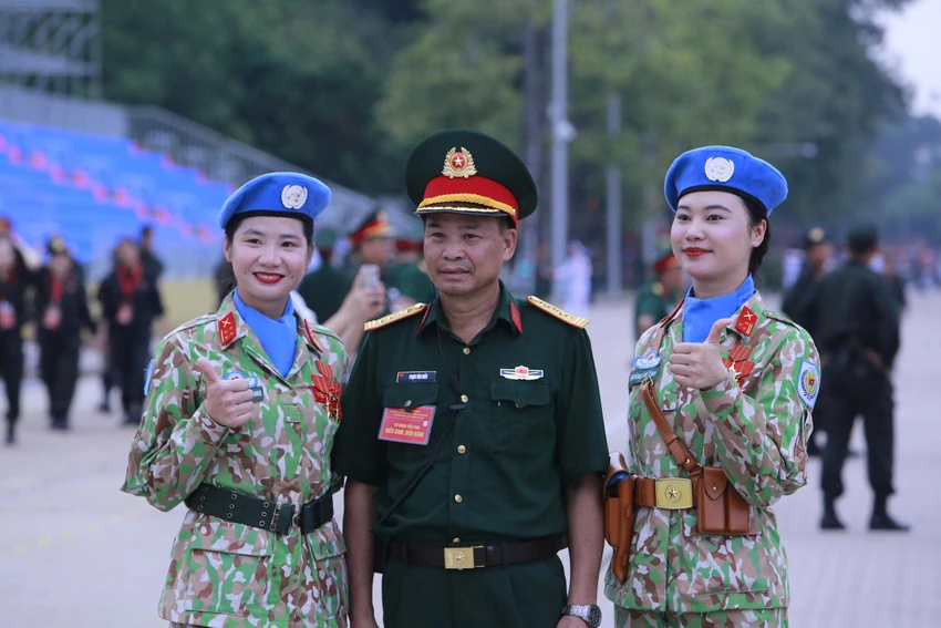 nhung-bong-hong-o-quang-truong-ba-dinh-chuan-bi-cho-tong-hop-luyen-3.jpg