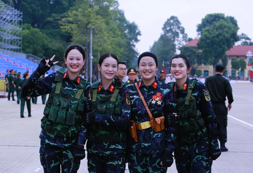 nhung-bong-hong-o-quang-truong-ba-dinh-chuan-bi-cho-tong-hop-luyen-5.jpg