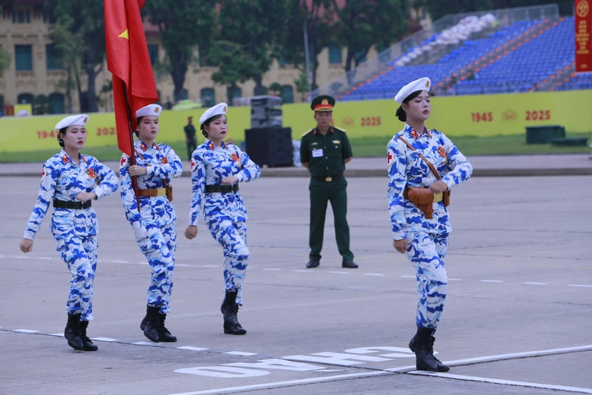 nhung-bong-hong-o-quang-truong-ba-dinh-chuan-bi-cho-tong-hop-luyen-9.jpg