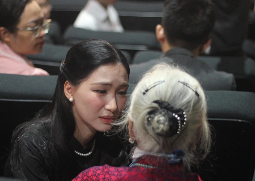 buoi-ra-mat-mv-cua-ca-si-hoa-minzy-ngap-tran-nuoc-mat-.JPG