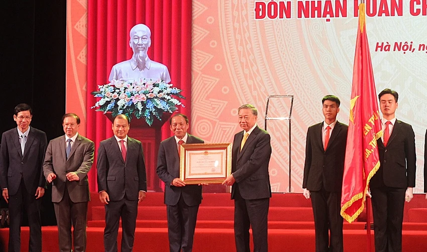 tong-bi-thu-moi-nguoi-lam-van-hoa-hay-mang-trong-tim-long-tu-trong-nghe-nghiep-3.JPG