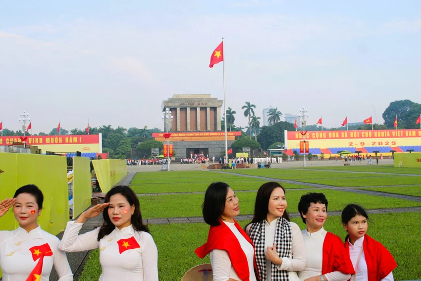 nguoi-dan-di-tu-tinh-mo-cho-xem-may-bay-qua-quang-truong-ba-dinh-2.jpg