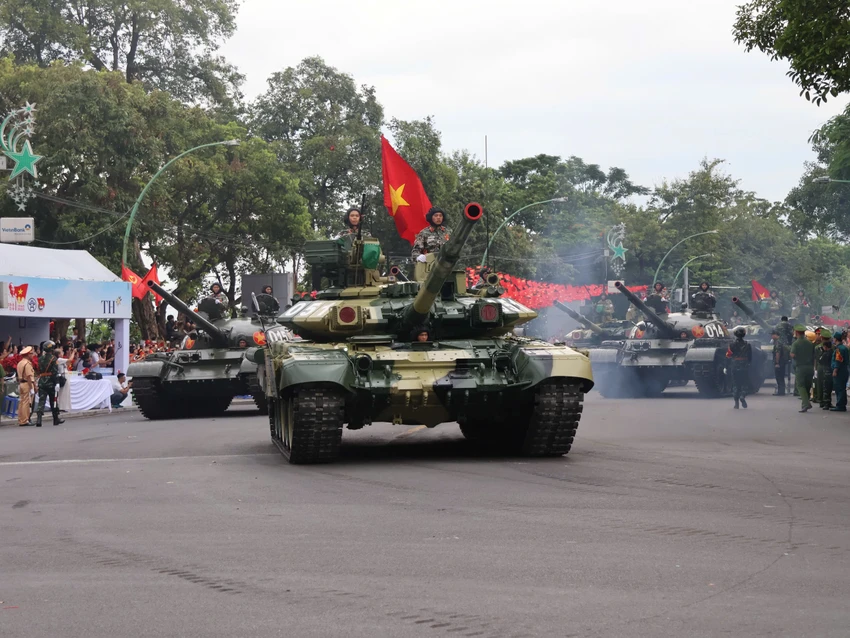 nguoi-dan-reo-ho-phan-khich-khi-doan-xe-khi-tai-vao-pho-04.jpg