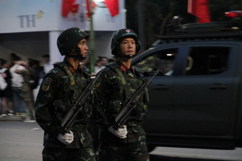 nguoi-dan-reo-ho-phan-khich-khi-doan-xe-khi-tai-vao-pho-09.jpg