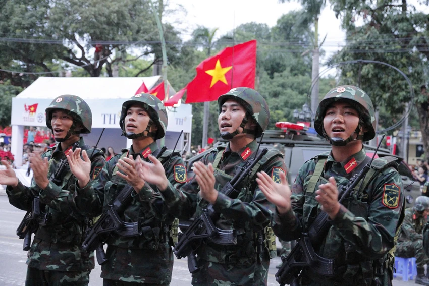nguoi-dan-reo-ho-phan-khich-khi-doan-xe-khi-tai-vao-pho-1.jpg