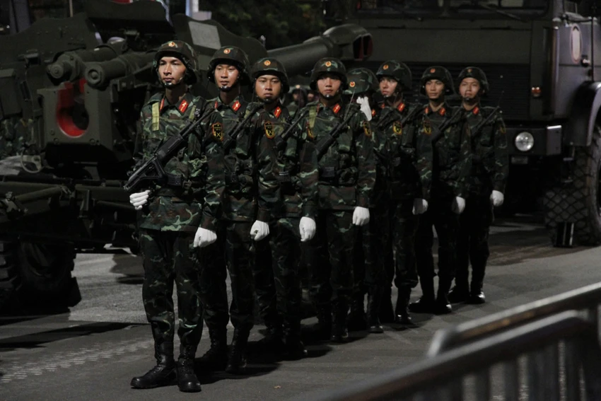 nguoi-dan-reo-ho-phan-khich-khi-doan-xe-khi-tai-vao-pho.jpg
