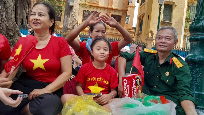 nguoi-dan-trai-bat-che-o-cho-xem-tong-hop-luyen-dieu-binh-dieu-hanh-11.jpg