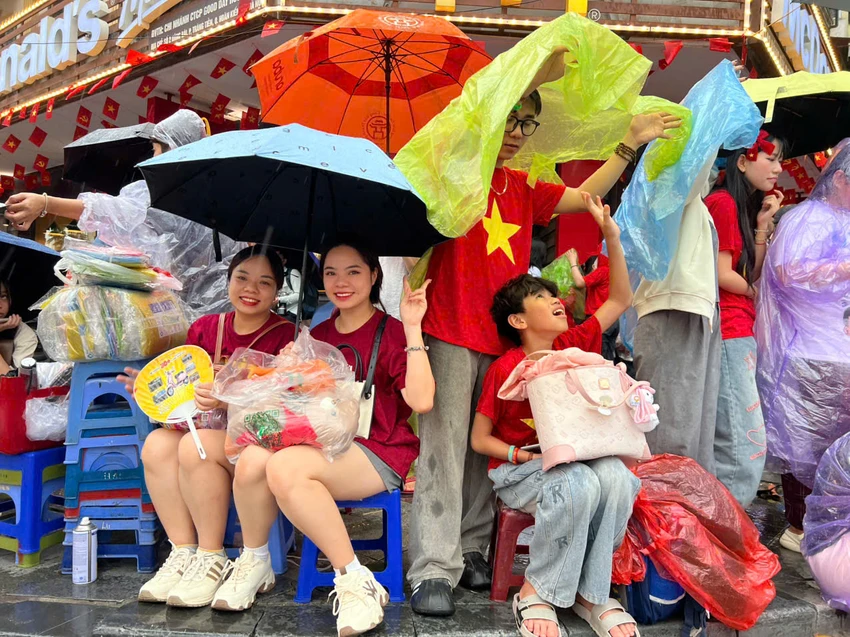 troi-ha-noi-do-mua-nguoi-dan-van-quyet-tam-giu-cho-cho-xem-tong-hop-luyen-7.jpg