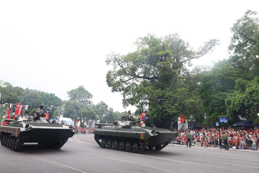 can-canh-khoi-xe-phao-quan-su-cong-an-tien-ve-quang-truong-ba-dinh-19.jpg