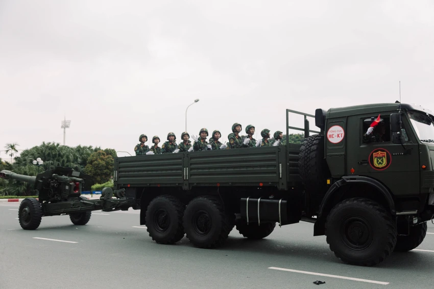 can-canh-khoi-xe-phao-quan-su-cong-an-tien-ve-quang-truong-ba-dinh.jpg