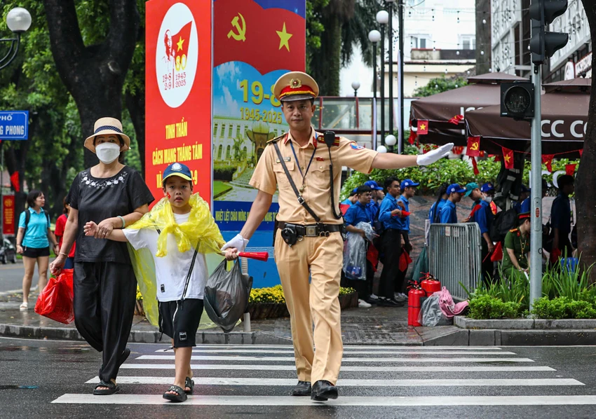cong-an-ha-noi-to-chuc-cam-duong-khu-vuc-quang-truong-ba-dinh-5.jpg
