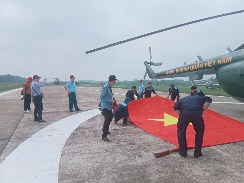 may-bay-treo-co-dang-co-to-quoc-huong-ve-quang-truong-ba-dinh-1.jpg
