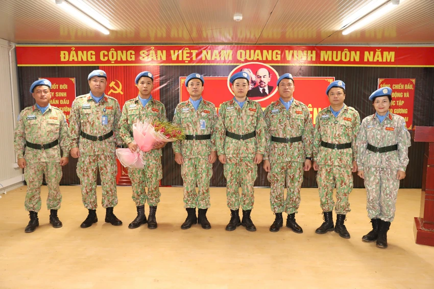 ket-nap-dang-vien-cho-6-can-bo-chien-si-mu-noi-xanh-tai-chau-phi-2.jpg