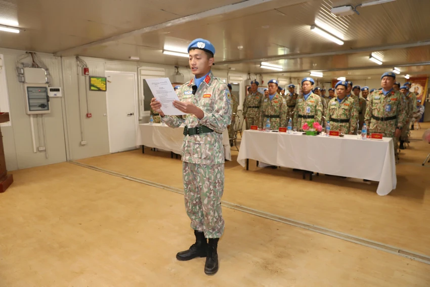 ket-nap-dang-vien-cho-6-can-bo-chien-si-mu-noi-xanh-tai-chau-phi.jpg
