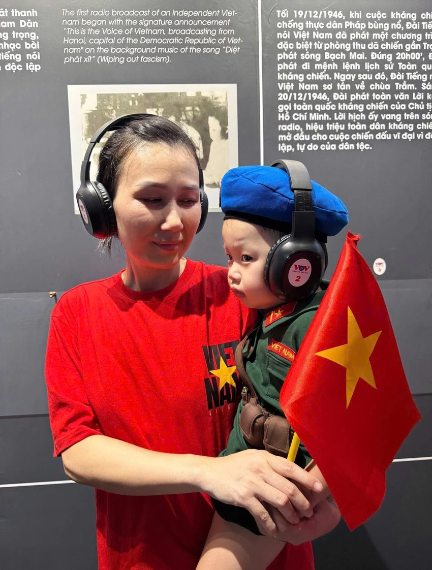 cong-chung-thich-thu-tro-ve-thoi-khac-thieng-lieng-vao-ngay-2-9-1945-2.jpg