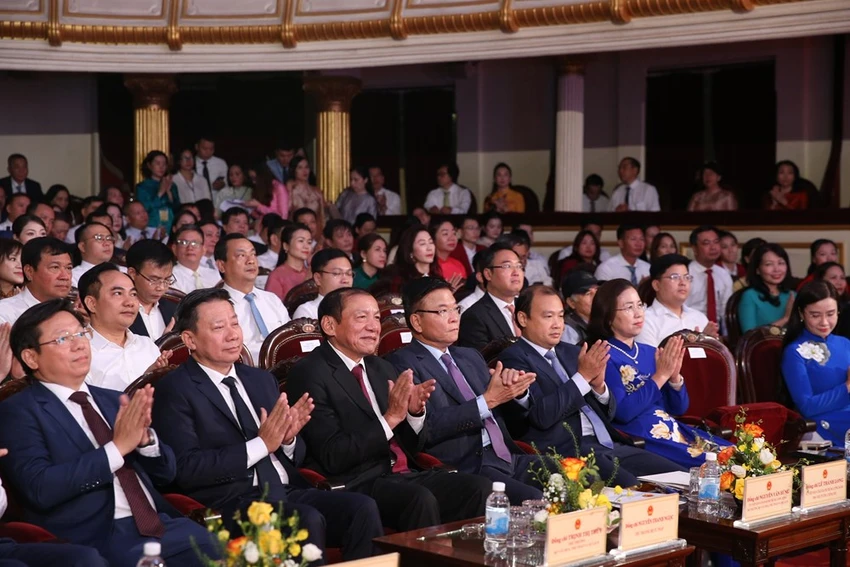 bo-truong-bo-vh-tt-dl-cac-phong-trao-thi-dua-yeu-nuoc-cau-thanh-suc-manh-ben-trong.jpg