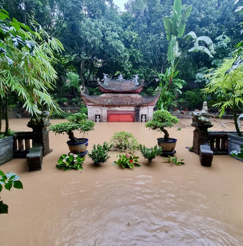 Nước lên cao hơn mặt sân ở Việt Phủ Thành Chương, nơi có Thuỷ đình múa rối nước.