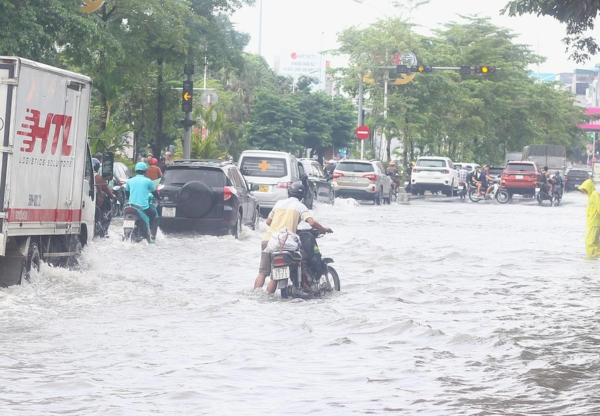 xe-may-sup-ho-ga-o-to-chet-may-nhieu-tuyen-duong-van-ngap-nuoc-19.JPG