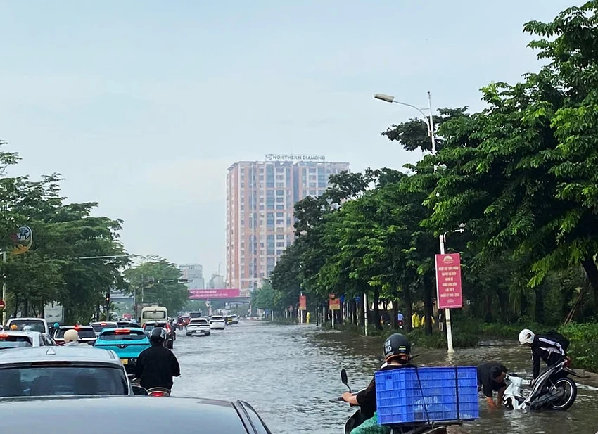 xe-may-sup-ho-ga-o-to-chet-may-nhieu-tuyen-duong-van-ngap-nuoc-9.jpg