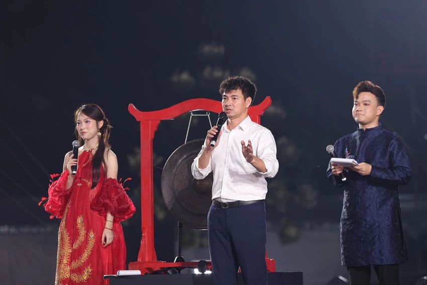 le-hoi-van-hoa-the-gioi-quyen-gop-2-5-ty-dong-ung-ho-dong-bao-vung-lu.JPG