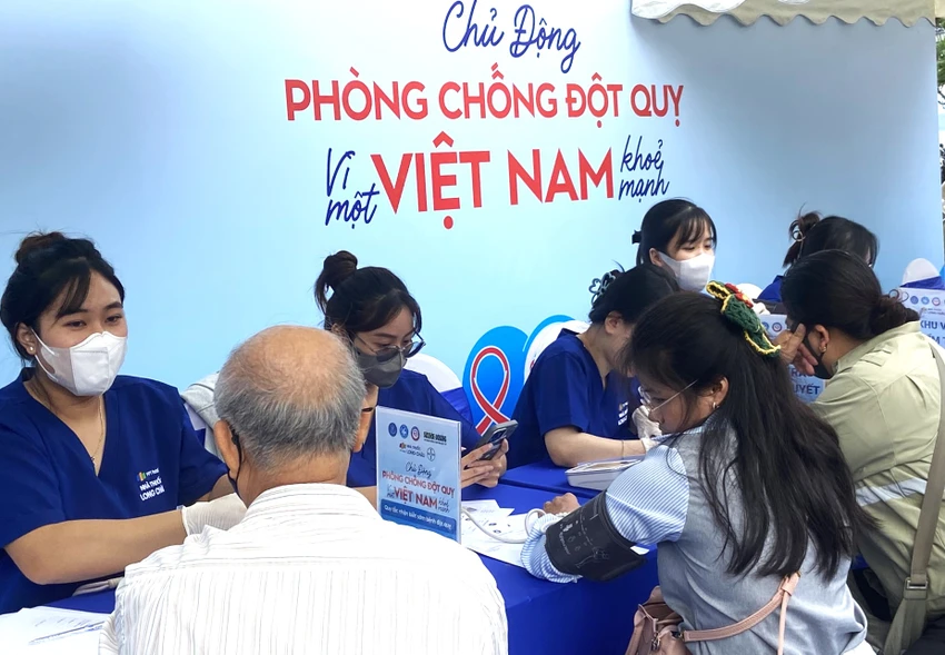 đột quỵ