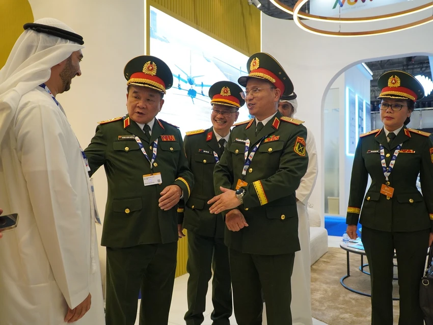 doan-dai-bieu-cap-cao-bo-quoc-phong-viet-nam-du-trien-lam-hang-khong-dubai-1.JPG