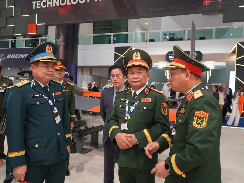 doan-dai-bieu-cap-cao-bo-quoc-phong-viet-nam-du-trien-lam-hang-khong-dubai.JPG