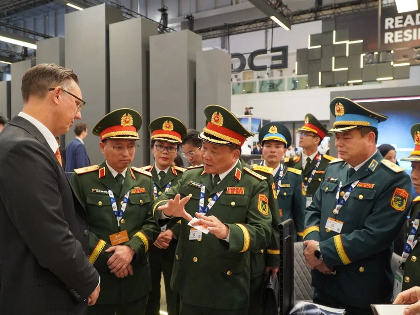 doan-dai-bieu-cap-cao-bo-quoc-phong-viet-nam-du-trien-lam-hang-khong-dubai-5.JPG