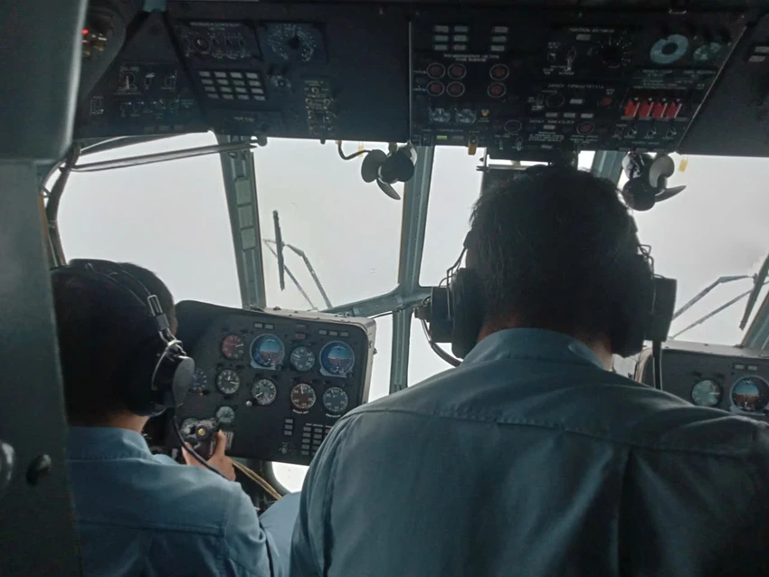 may-bay-mi-17-mang-1-5-tan-luong-thuc-thuc-pham-den-nguoi-dan-bi-co-lap-1.jpg
