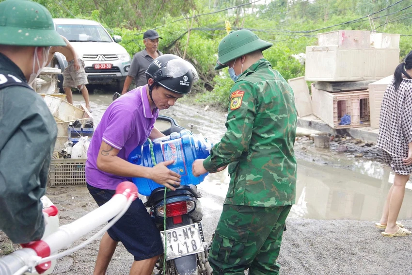 bo-doi-bien-phong-dua-nuoc-sach-den-voi-hon-100-ho-dan-vung-lu-1.jpg