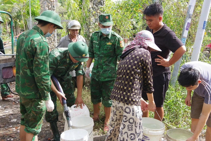 bo-doi-bien-phong-dua-nuoc-sach-den-voi-hon-100-ho-dan-vung-lu-6.jpg