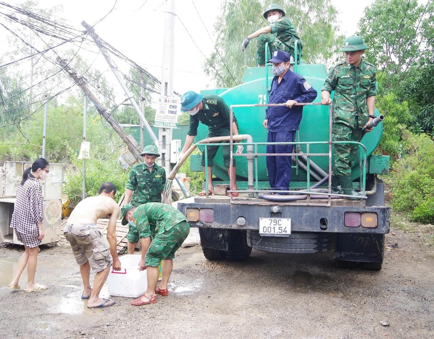 bo-doi-bien-phong-dua-nuoc-sach-den-voi-hon-100-ho-dan-vung-lu-9.jpg